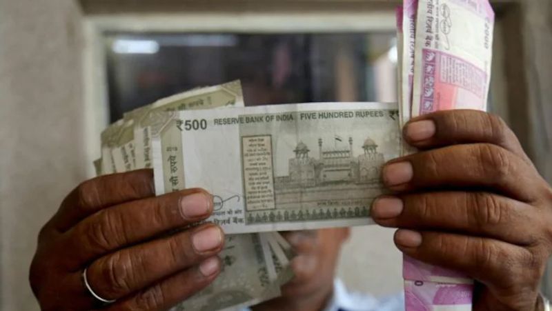 5- PPF को चौथी बार भी बढ़ाना पड़ेगा
पीपीएफ से अच्छा रिटर्न पाने के लिए चौथी बार भी बढ़ाएं। पहले की तरह हर महीने एक हजार रुपए जमा करते रहें। ऐसे में 35वें साल में रिटर्न मिलने वाली राशि 18.15 लाख रुपए हो जाएगी।
6- PPF को 5वीं बार भी बढ़ाना पड़ेगा
पीपीएफ पर बड़ा रिटर्न पाने के लिए 35 साल बाद भी एक बार फिर से 5 साल के लिए टर्न को बढ़ाना पड़ेगा। 5 साल तक फिर से हर दिन 1000 रुपए डालते रहें। ऐसा करते-करते 40 साल हो जाएगा। 40 साल बाद जो रिटर्न मिलेगा वह राशि 26.32 लाख रुपए हो जाएगी। 