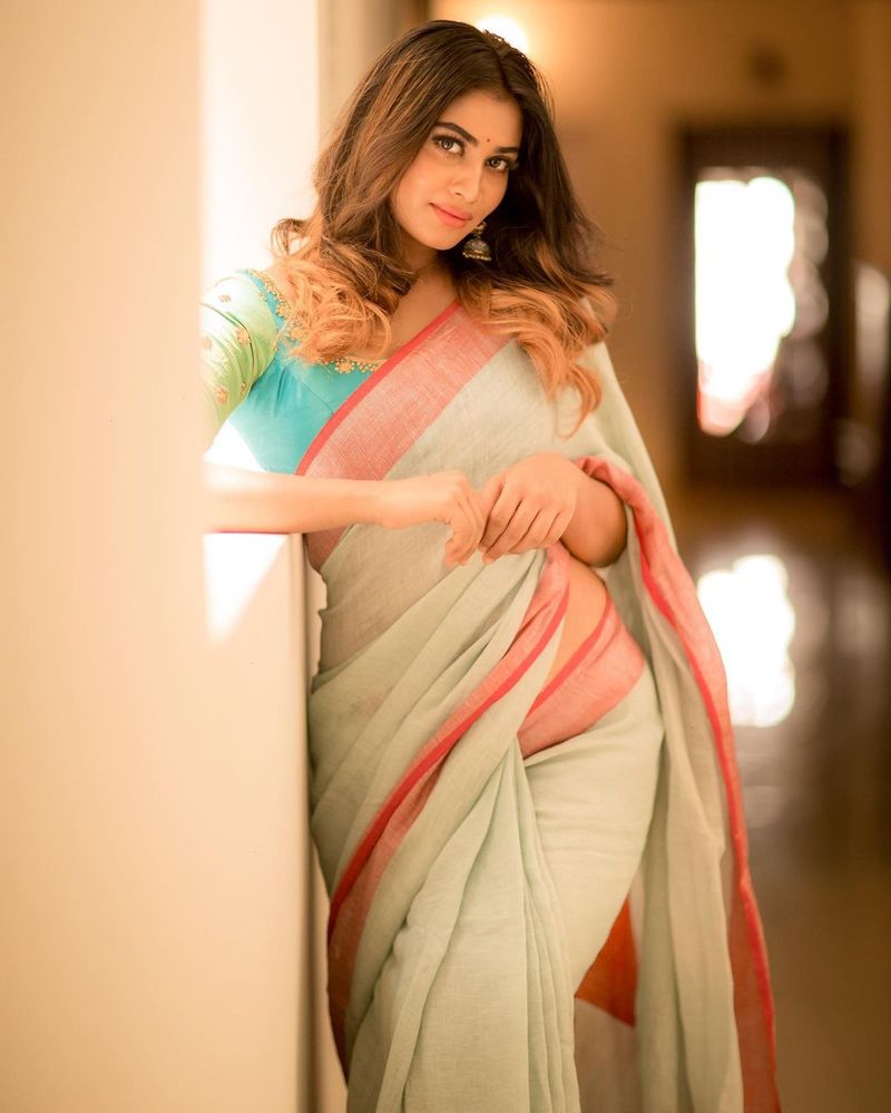 முதல் இரண்டு வாரங்களையே வெளியேறி விடுவார் என எதிர்பார்த்த நிலையில், ஆரம்பத்தில் மற்ற போட்டியாளர்களுடன் பேசுவதில் தயக்கம் இருந்தாலும் பின்னர், நன்கு பேசி பழகி கடைசி இரண்டு வாரத்தில் தான் வெளியேறினார். இன்னும் சிறப்பாக விளையாடி இருந்தால் டைட்டில் வின்னராக ஷிவானி வருவதற்கும் வாய்ப்புகள் இருந்தது குறிப்பிடத்தக்கது.