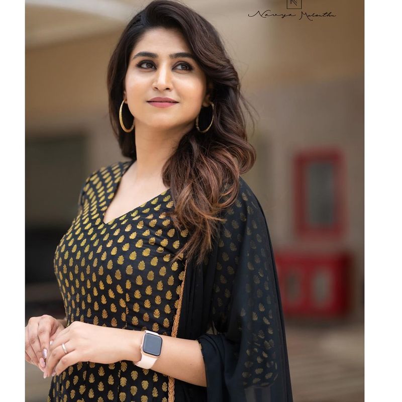 హీరోయిన్ గా అవకాశాల కోసం ఎదురు చూసి చూసి విసుగు చెంది, రష్మీని ఫాలో అవుతూ బుల్లితెర యాంకర్ గా అవతారం ఎత్తింది. సాలిడ్ అందాలు కలిగి, గ్లామర్ షో కి వెనకాడని అమ్మాయిలకు యాంకర్ గా మంచి భవిష్యత్తు ఉన్న రోజులలో, కనీసం బుల్లితెరపై అయినా సత్తా చాటాలని చూస్తుంది.