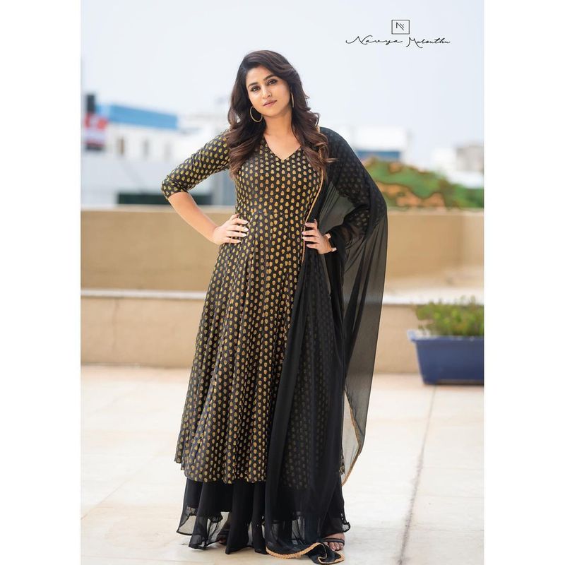 మంచి హైట్, చక్కని రూపం కలిగిన వర్షిణికి బుల్లితెరపై కూడా ఇంకా ఆశించినంత సక్సెస్ దక్కలేదు. అనసూయ, రష్మీ, శ్రీముఖిలతో పోల్చితే, ఇంకా వెనుకబడే ఉన్నారు. తెలుగు పాప్యులర్ డాన్స్ రియాలిటీ షో ఢీలో కూడా యాంకర్ గా చేసింది వర్ష.
