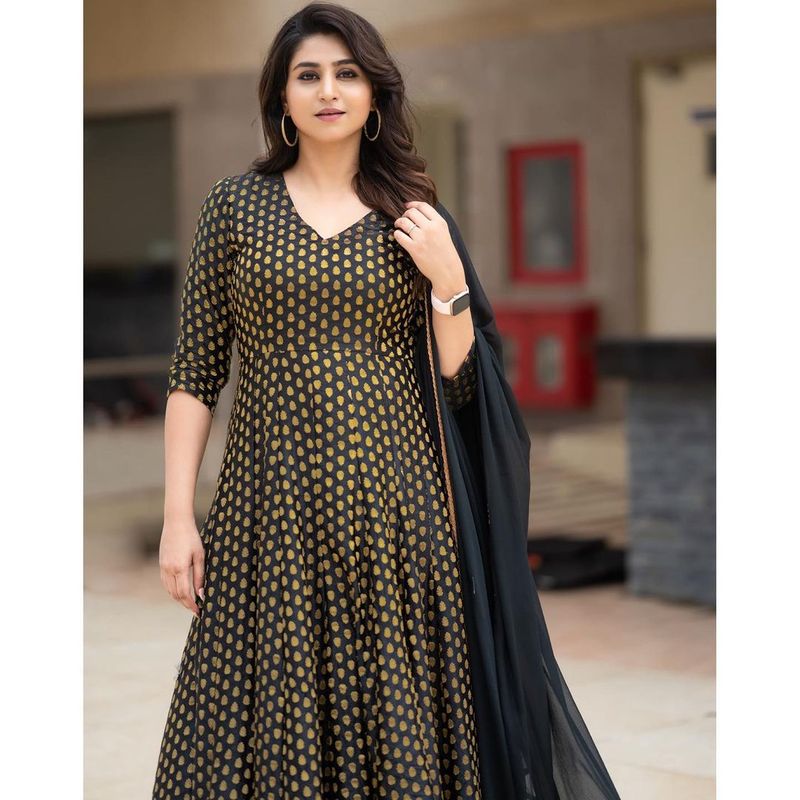 అయితే స్టార్ మా వర్షిణికి బంపర్ ఛాన్స్ ఇచ్చింది. కొద్దినెలల క్రితం ప్రారంభమైన కొత్త కామెడీ షో కామెడీ స్టార్స్ లో ఆమె యాంకర్ గా చేస్తున్నారు . అక్కడ సోలో యాంకర్ గా వర్షిణి దున్నేస్తున్నారు.