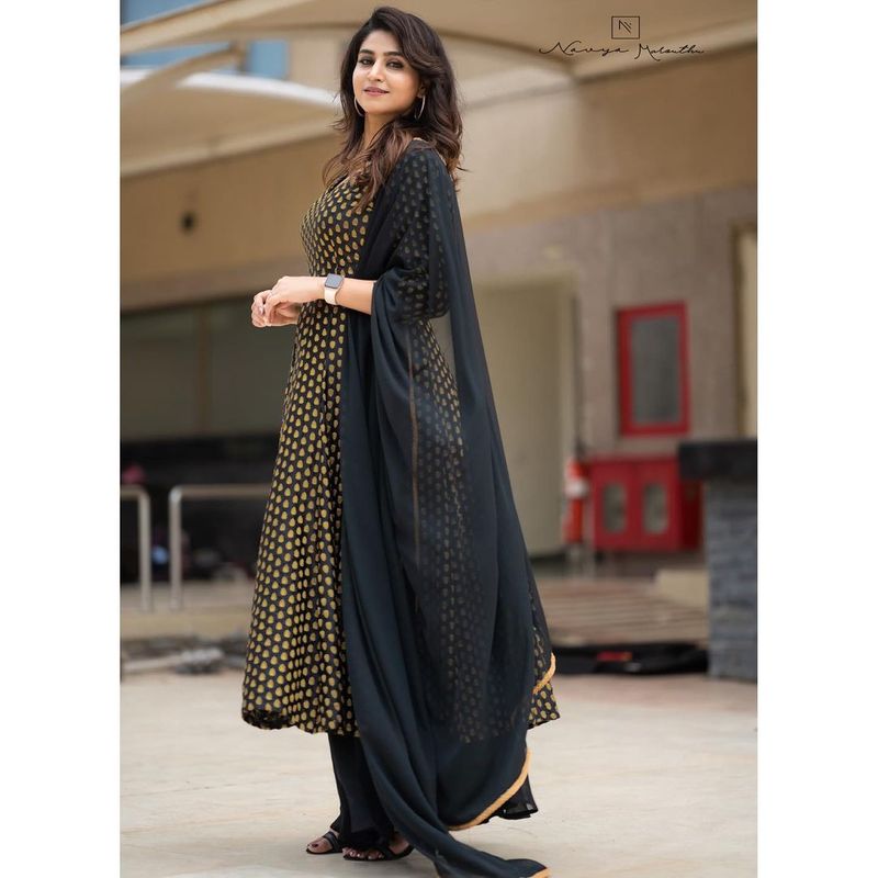 శేఖర్ మాస్టర్, శ్రీదేవి యాంకర్స్ గా ఉన్న ఈ కామెడీ షోని జబర్దస్త్ కి ధీటుగా నిలబెట్టాలని ప్రయత్నం చేస్తున్నారు. అయితే ఆ స్థాయిలో పాప్యులర్ కాలేదు.