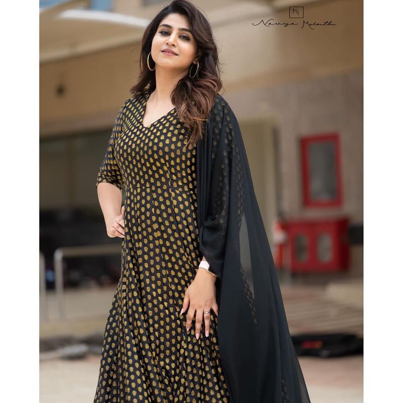 ఇక సోషల్ మీడియాలో వర్షిణి రచ్చ మాములుగా ఉండదు. పొట్టి బట్టలలో హాట్ హాట్ ఫోటో షూట్స్ చేస్తూ అభిమానులకు ట్రీట్ ఇస్తూ ఉంటుంది. తాజాగా, చుడిదార్ లో హొయలుపోతూ ఫోటో షూట్ చేసింది. సాంప్రదాయ చుడిదార్ లో కూడా వర్షిణి అందాలు కవ్వించేవిగా ఉన్నాయి.