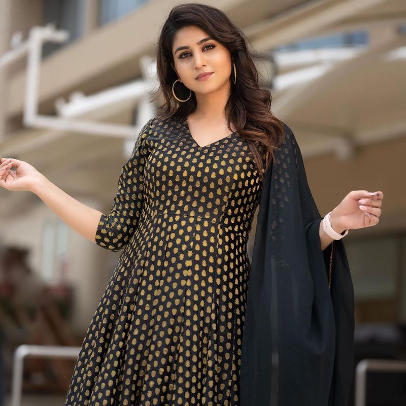 అక్కడ హైపర్ ఆదికి జంటగా, అతనితో రొమాన్స్ చేస్తూ మంచిగా గుర్తింపు తెచ్చుకుంది. కారణం ఏమిటో తెలియదు కానీ, లేటెస్ట్ సీజన్ నుండి వర్షిణిని తప్పించారు. ఆమె స్థానంలో సోషల్ మీడియా స్టార్ దీపికా పిల్లిని తీసుకోవడం జరిగింది.