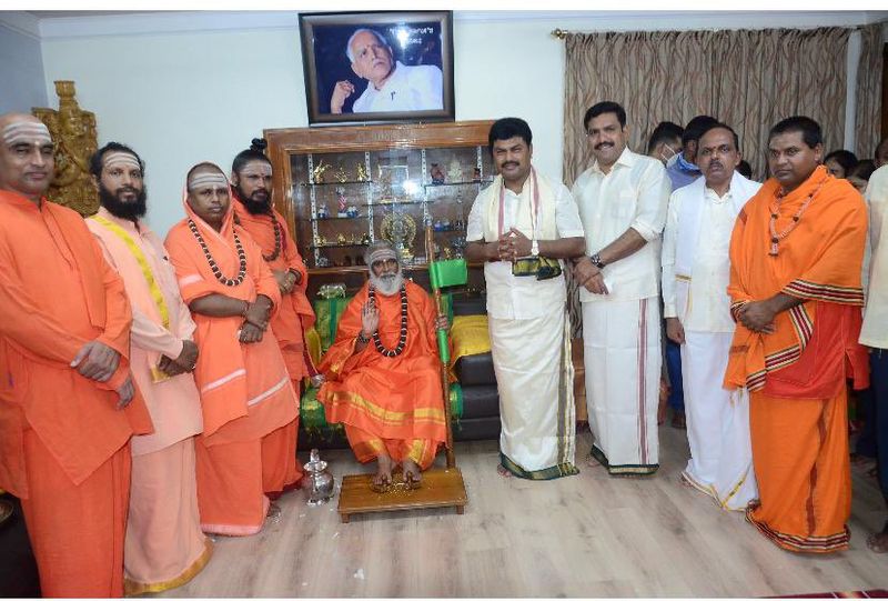 ಶ್ರೀಗಳು ಕಾರ್ಯನಿಮಿತ್ತ ಶಿಕಾರಿಪುರದ ಕಡೆನದಹಳ್ಳಿ ಗ್ರಾಮಕ್ಕೆ ಆಗಮಿಸಿದ್ದರು..