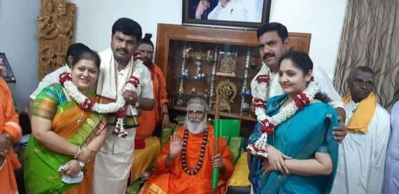 ಈ ವೇಳೆ ಶಿಕಾರಿಪುರದ ನಿವಾಸದಲ್ಲಿ ವಿಜಯೇಂದ್ರ ಮತ್ರು ರಾಘವೇಂದ್ರ ಇಬ್ಬರು ಸೇರಿ ಶ್ರೀಗಳಿಗೆ ಪಾದಪೂಜೆ ಮಾಡಿದರು.