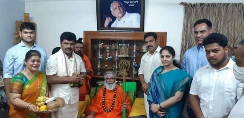 ಈ ಸಂದರ್ಭದಲ್ಲಿ ಶಿಕಾರಿಪುರದ ಸಿಎಂ ನಿವಾಸಕ್ಕೆ ಭೇಟಿ ಕೊಟ್ಟ ಶ್ರೀಗಳು ಸಿಎಂ ಇಬ್ಬರು ಪುತ್ರರರಿಗೆ ಆಶೀರ್ವದಿಸಿದ ರಂಭಾಪುರಿಶ್ರೀಗಳು..