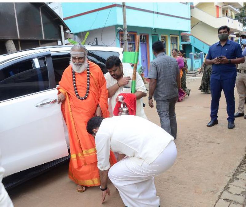 ಮುಖ್ಯಮಂತ್ರಿ ಬಿಎಸ್ ಯಡಿಯೂರಪ್ಪನವರ ಶಿಕಾರಿಪುರದ ಮೈತ್ರಿ ನಿವಾಸಕ್ಕೆ ಬಾಳೆಹೊನ್ನೂರಿನ ರಂಭಾಪುರಿ ಶ್ರೀ ಭೇಟಿ ನೀಡಿದರು