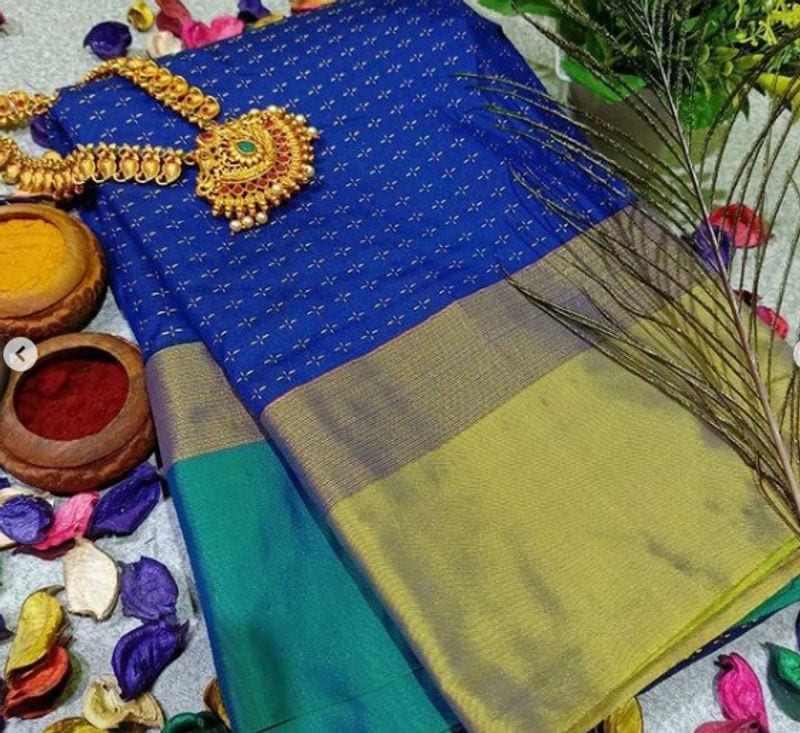 ಸಾದಿ ಎಂಬ ಸಂಸ್ಕೃತ ಪದದಿಂದ ಪಡೆದ ಸೀರೆಗಳನ್ನು ತಮಿಳು ಸಾಹಿತ್ಯದಲ್ಲಿ 5 ಅಥವಾ 6 ನೇ ಶತಮಾನಗಳಷ್ಟು ಹಿಂದೆಯೇ ವಿವರಿಸಲಾಗಿದೆ.