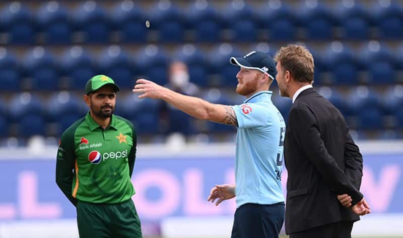 pakistan lost 7 wickets for just 101 runs in first odi against england