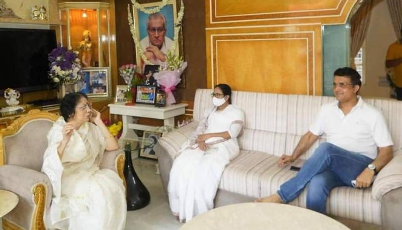 ಸಂಜೆ ದಿಢೀರ್ ಭೇಟಿ ನೀಡೋ ಮೂಲಕ ಮುಖ್ಯಮಂತ್ರಿ ಮಮತಾ ಗಂಗೂಲಿಗೆ ಸರ್ಪ್ರೈಸ್ ನೀಡಿದರು. ಮಮತಾ ಬ್ಯಾನರ್ಜಿ ಗಂಗೂಲಿ ಮನೆಯಿಂದ ತೆರಳಿದ ಬೆನ್ನಲ್ಲೇ ರಾಜಭವನದಿಂದ ಗಂಗೂಲಿ ಹುಟ್ಟು ಹಬ್ಬಕ್ಕೆ ಹೂಗುಚ್ಚ ಸಹಿತಿ ಶುಭಾಶಯ ಬಂದಿದೆ.