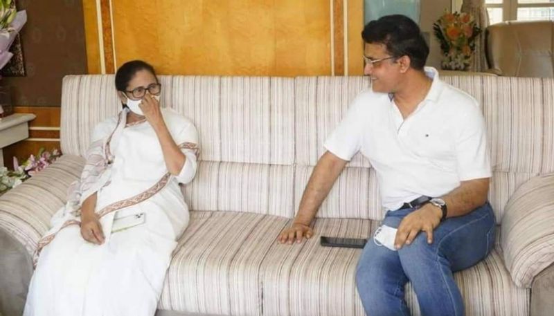 ಸಂಜೆ 5 ಗಂಟೆಗೆ ಮಮತಾ ಬ್ಯಾನರ್ಜಿ ಗಂಗೂಲಿಗೆ ಮನೆಗೆ ತೆರಳಿ ಹೂಗುಚ್ಚ ನೀಡಿ ಶುಭಕೋರಿದರು. ಬಳಿಕ ವಿಶೇಷ ಬಂಗಾಳ ಸಿಹಿ ತಿಂಡಿ ನೀಡಿದರು.