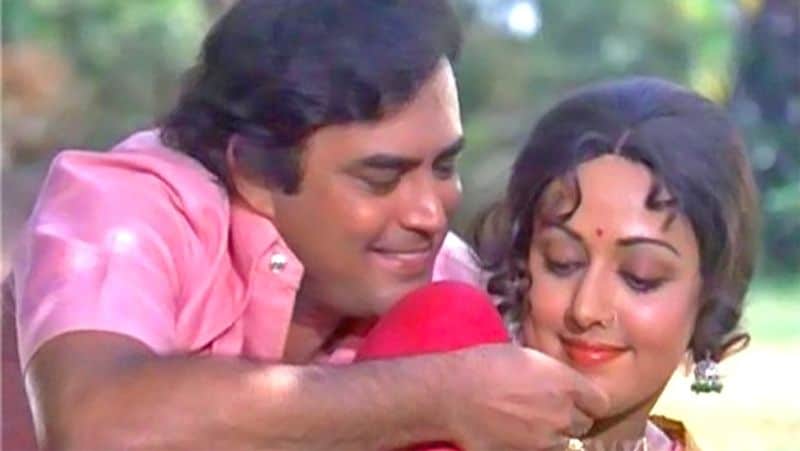 संजीव अपने जीवन में किरदारों पर हमेशा प्रयोग करते थे। जब बाकी अभिनेता हीरोइनों के साथ रोमांटिक फिल्में किया करते थे तब भी वो दूसरे किरदार करने से पीछे नहीं रहे। कहा जाता है कि थिएटर के दौरान संजीव कुमार ने 22 साल की उम्र में 60 साल के आदमी का किरदार निभाया था।
