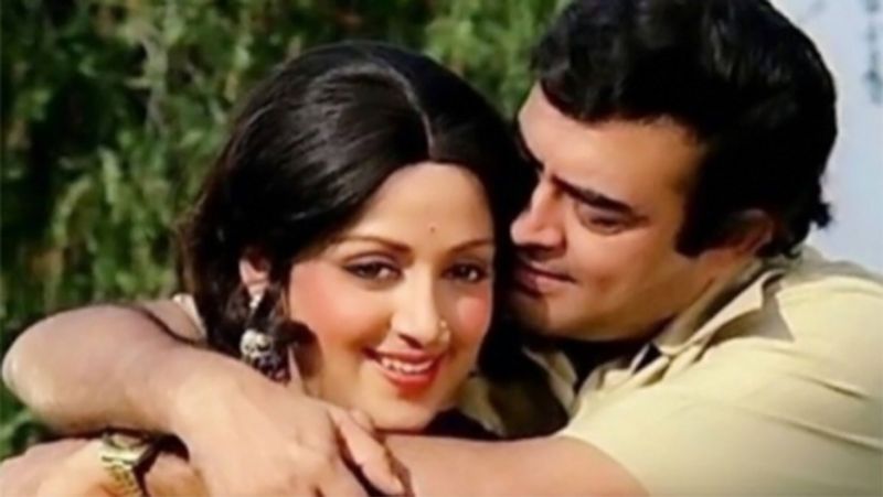 मीडिया रिपोर्ट्स के मुताबिक, हेमा मालिनी की मां ने तब संजीव कुमार से कहा था कि वो अपनी बेटी की शादी अपनी बिरादरी के लड़के से ही करेंगी और उन्होंने लड़का देख भी रखा है। उस वक्त हेमा मालिनी भी संजीव कुमार को चाहने लगी थीं लेकिन वो अपनी मां के फैसले के खिलाफ नहीं जा सकीं।
