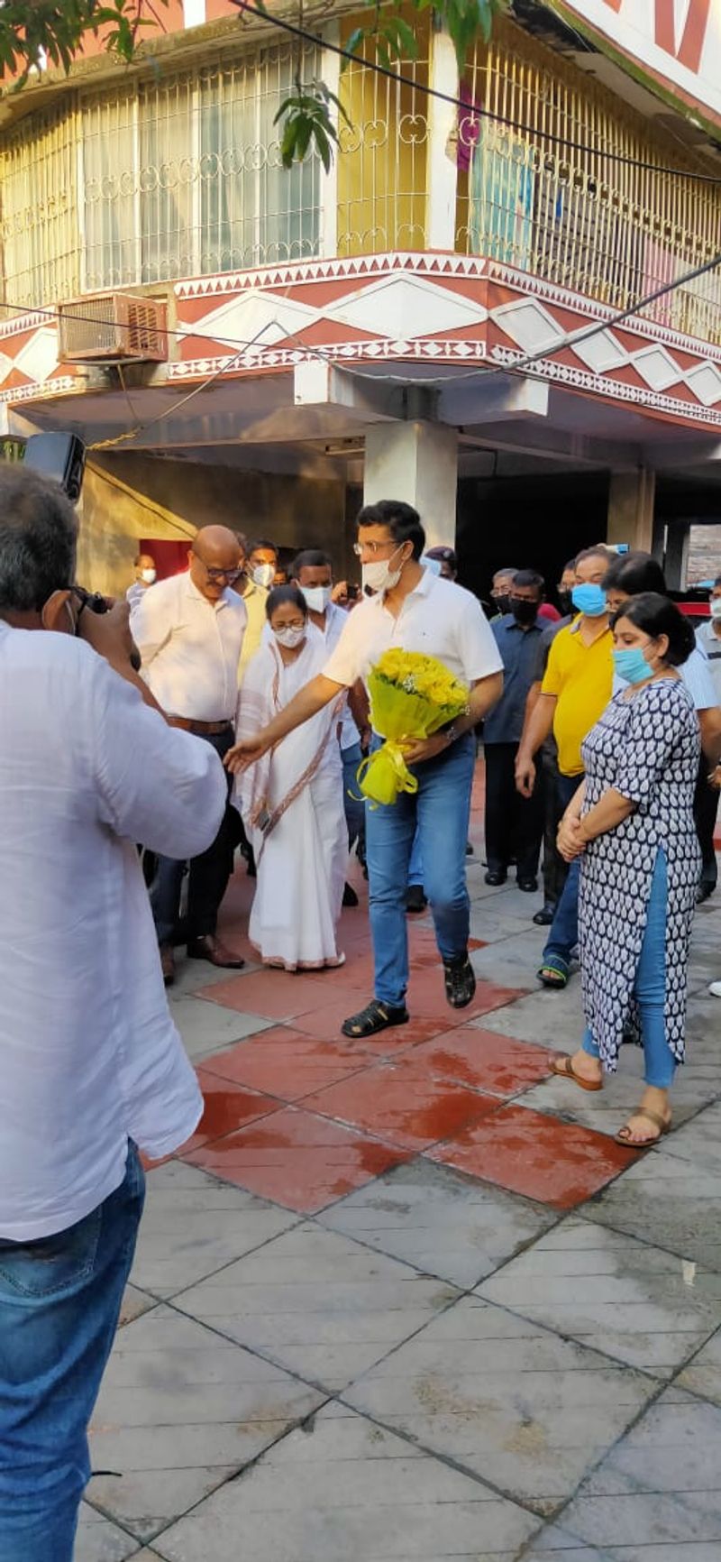 సౌరవ్ గంగూలీ గురువారం తన 49వ పుట్టిన రోజు జరుపుకున్నాడు. కోల్కతాలోని తన కార్యాలయంలో కేక్ కట్ చేశాడు. తన సహోద్యోగులు ఏర్పాటు చేసిన ఈ కేక్ కట్టింగ్ సెలెబ్రేషన్స్లో పాల్గొన్న దాదా చిరునవ్వులు చిందుస్తూ కేక్ కట్ చేశాడు.