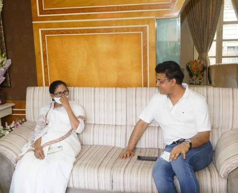 ఈ సందర్భంగా గంగూలీ మీడియాతో మాట్లాడుతూ.. క్రికెట్, యూరో, కోపా అమెరికా ఫుట్బాల్, ఒలింపిక్స్కు సంబంధించి రిపోర్టర్లు అడిగిన ప్రశ్నలకు సమాధానమిచ్చాడు. కరోనా కారణంగా తన బర్త్డేను చాలా సింపుల్గా జరుపుకున్నట్లు దాదా తెలిపాడు. అనుకోకుండా ఏర్పాటు చేసిన కార్యక్రమమేన, ప్రీ ప్లాన్ కాదన్నాడు.