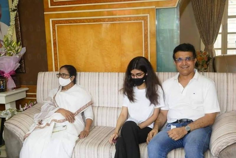 బెంగాల్ ముఖ్యమంత్రి, టీఎంసీ అధినేత్రి మమతా బెనర్జీ స్వయంగా గంగూలీ ఇంటికి వెళ్లి మరి ఆయనకు జన్మదిన శుభాకాంక్షలు తెలియజేశారు. గంగూలీ నివాసంలో కొద్దిసేపున్న మమతా.. దాదా కుటుంబ సభ్యులతో సరదాగా మాట్లాడారు. ఇక సౌరవ్కు సోషల్ మీడియా వేదికగా జన్మదిన శుభాకాంక్షలు వెల్లువెత్తాయి. సినీ, రాజకీయ, క్రీడా ప్రముఖులు గంగూలీకి విషెస్ తెలియజేశారు.