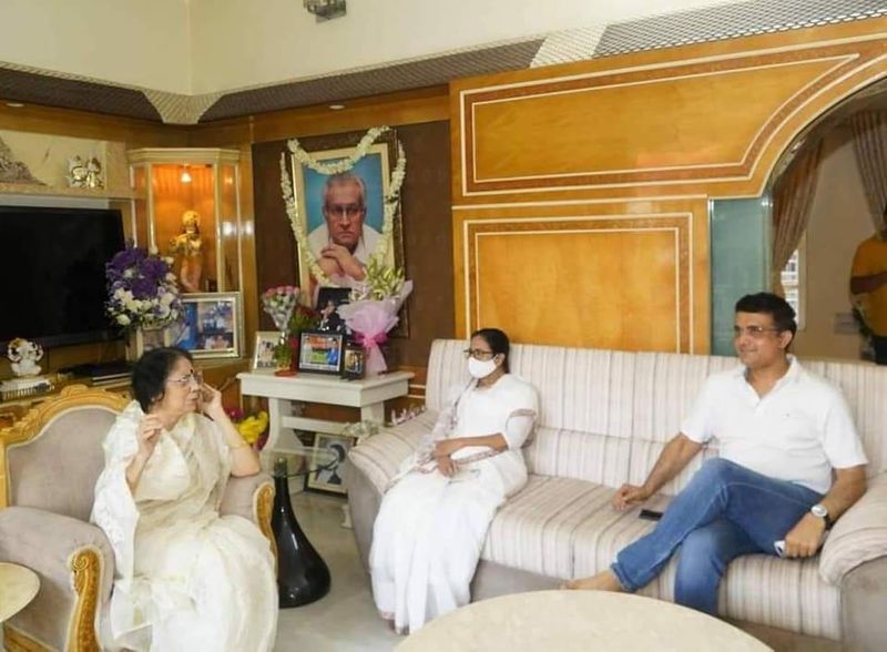 భారత్ తరఫున 113 టెస్ట్లు, 311 వన్డేలు ఆడిన దాదా.. రెండు ఫార్మాట్లలో కలిపి 18,575 రన్స్ చేశాడు. మొత్తం 195 మ్యాచ్లకు సారథ్యం వహించిన దాదా.. 97 మ్యాచ్ల్లో విజయాలందించాడు.