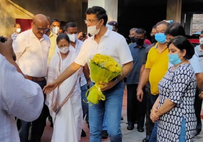 ಹುಟ್ಟು ಹಬ್ಬ ಆಚರಿಸಿ ವಿಶ್ರಾಂತಿ ಪಡೆಯುತ್ತಿದ್ದ ಸೌರವ್ ಗಂಗೂಲಿ ಮನೆಗೆ ಸಂಜೆ ಮಮತಾ ಬ್ಯಾನರ್ಜಿ ಭೇಟಿ ನೀಡಿದ್ದಾರೆ. ಬಳಿಕ ಗಂಗೂಲಿಗೆ ಹುಟ್ಟು ಹಬ್ಬಕ್ಕೆ ಶುಭಕೋರಿದ್ದಾರೆ.