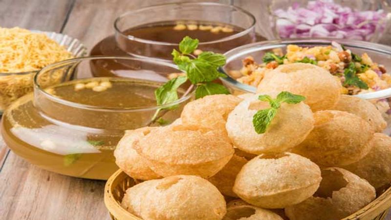 ज्यादातर गोलगप्पे बनाने में गेहूं के आटे का उपयोग होता है। लेकिन गोलगप्पे करारे और फूले हुए बनाने के लिए इसमें थोड़ी मात्रा में सूजी मिला लेनी चाहिए। इससे गोलगप्पे क्रंची बनते है।