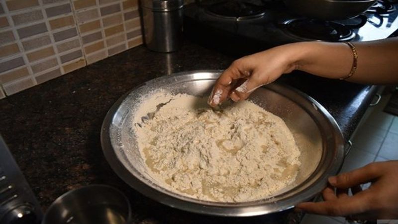 आटे के गोलगप्पे बनाने के लिए एक कप आटा में 3 टेबलस्पून सूजी मिलाएं। अब इसमें दो चम्मच तेल डालें और इसे अच्छी तरह मिलाएं। आटे को अच्छी तरह गूंथ लें (याद रखें की आटा न ज्यादा टाइट और न ही ज्यादा मुलायम )