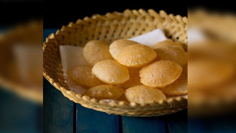 तैयार गोल गप्पों को जाली वाली डलिया में निकाल कर रखते जाए, इससे पूरी से एक्स्ट्रा तेल निकल कर, डलिया के नीचे आ जाएगा। आप इसके नीचे एक प्लेट रख दें।