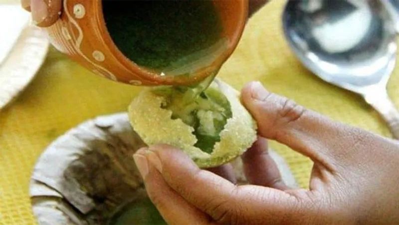 गोल गप्पों के ठंडा हो जाने पर इन्हें उबले आलू, मटर भरकर और स्वादिष्ट खटे मीठे पानी के साथ सर्व कीजिए और एंजॉय कीजिए बाजार से भी बेहतरीन गोलगप्पे।