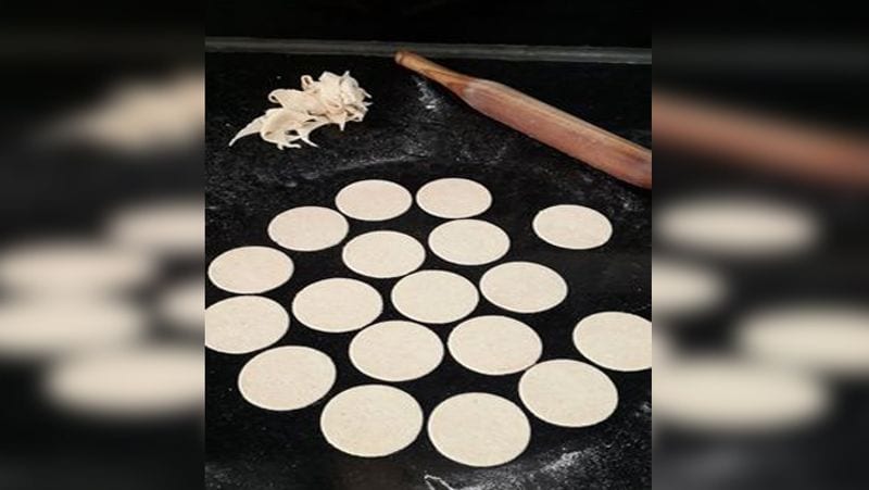 अब बेलन की मदद से गोल गप्पों का आकार ओवल या गोल बना लें। 