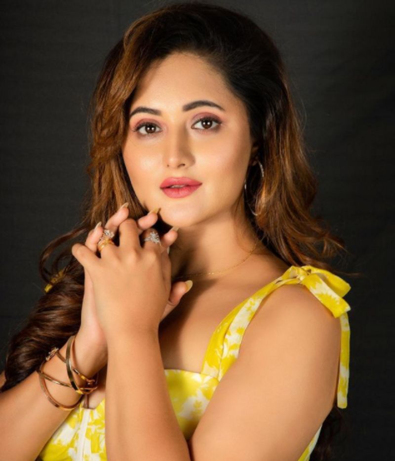 ರಶ್ಮಿ ಫೋಟೋ ಹಂಚಿಕೊಂಡ ಕೂಡಲೇ, ದೇವೊಲೀನಾ ಭಟ್ಟಾಚಾರ್ಜಿ ಅವರು ಕಾಮೆಂಟ್ ಮಾಡಿದ್ದಾರೆ. OMG ಎಂದು ಬರೆದು ಫೈರ್ ಎಮೋಜಿಗಳನ್ನು ಕಮೆಂಟಿಸಿದ್ದಾರೆ.