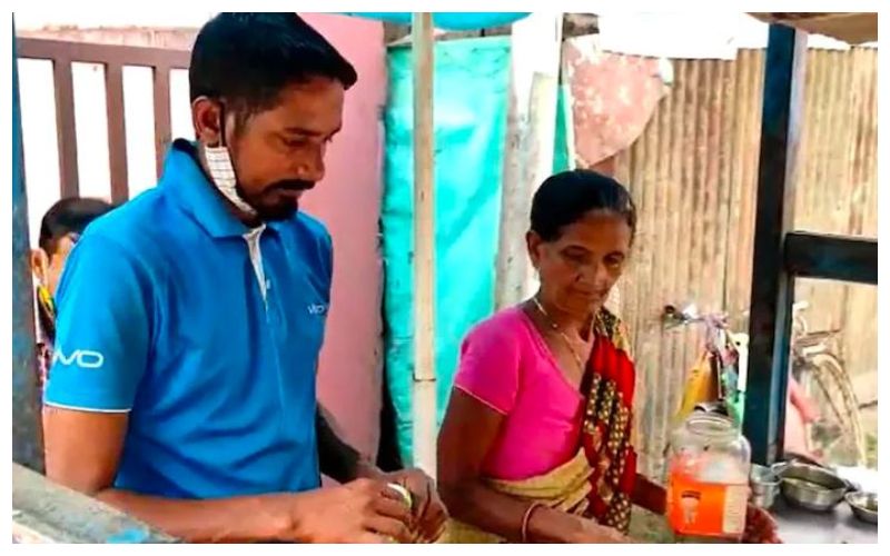 হতাশার সুর প্রকাশের গলাতেও। বলেন,'কিছু বলার নেই। আমরা এমনিতেই দিন এনে দিন খাওয়া পরিবার। লকডাউনে কার্যত অভুক্ত থাকতে হচ্ছে আমাদের। সারাদিনে দোকানে যা বিক্রিবাটা হয়, তাতে দুবেলা খাবার জোটানো সম্ভব নয়।'
