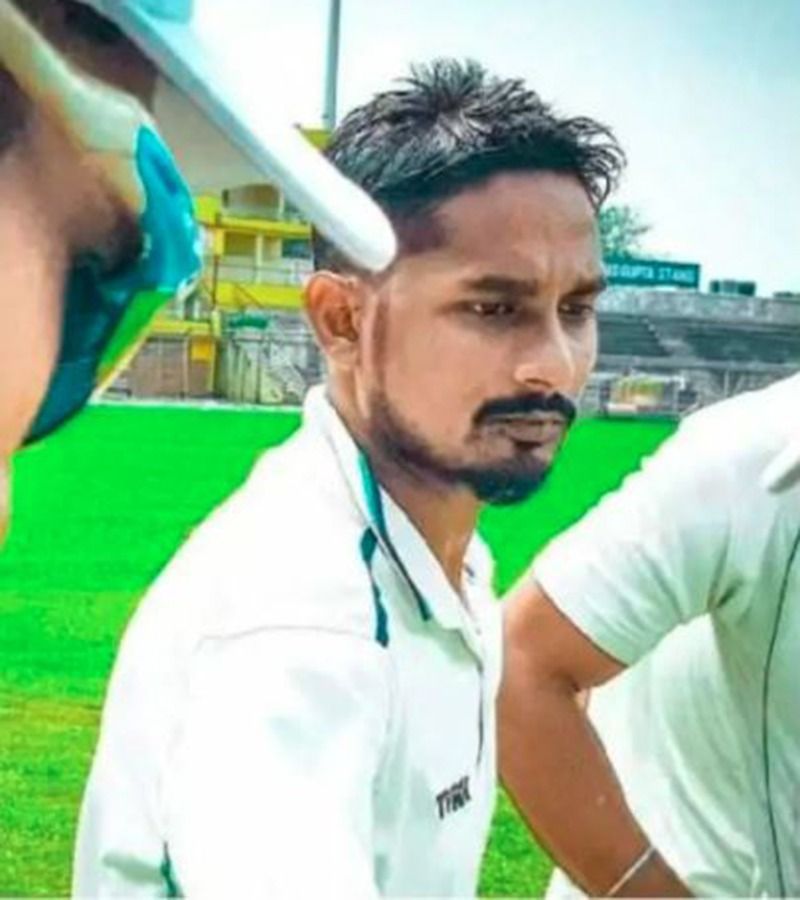 এক ক্রিকেটারের স্বপ্ন শেষ হয়ে গেল। চা-ডালপুরি বিক্রি করছেন তিনি। রাজ্যস্তরে খেলা অন্য়ান্য ক্রিকেটাররা যেখানে প্রতিষ্ঠিত। সেখানে প্রকাশের ক্ষেত্রে কেন এমন দ্বিচারিতা। তা নিয়েও প্রশ্ন উঠছে।