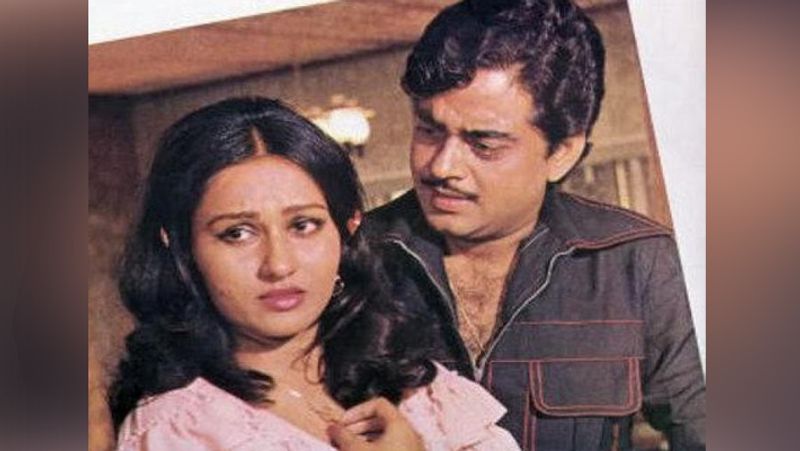बता दें कि शत्रुघ्न सिन्हा ने रीना रॉय को धोखे में रखा और पूनम से शादी कर ली थी। बता दें कि एक बार रीना किसी काम के सिलसिले में लंदन गई हुई थीं। तभी शत्रुघ्न ने पूनम से शादी कर ली। ये खबर सुनकर रीना चौंक गई थीं और तुरंत लंदन से वापस आ गईं। उन्होंने शत्रुघ्न सिन्हा को धमकी दी थी अलग उन्होंने उनसे शादी नहीं की तो वे किसी और से शादी कर लेंगी। और ऐसा ही हुआ। 