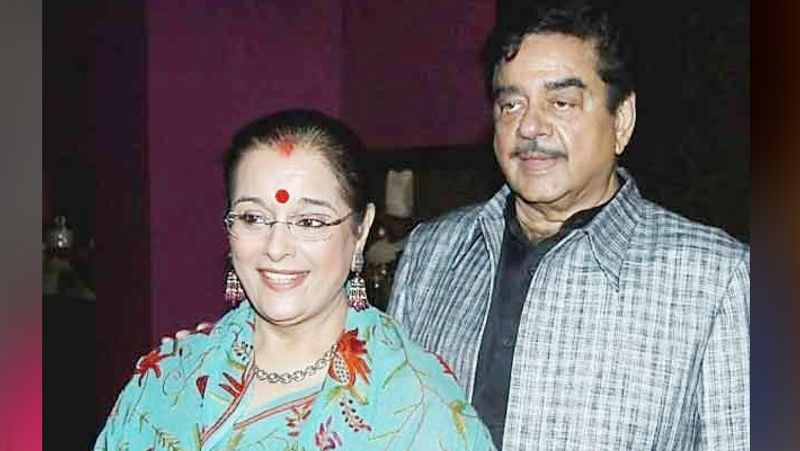पूनम अखबारों में रीना और शत्रुघ्न के अफेयर की खबरें पढ़कर दुखी होती थी। उन्होंने शत्रुघ्न को काफी समझाया। शत्रुघ्न के सामने मुश्किल ये थी कि वो प्यार को चुने या शादी। दोनों के घरवालों ने मिलकर शत्रुघ्न को समझाया तब जाकर रीना को छोड़ उन्होंने पूनम को चुना और रीना को इग्नोर करने लगे।