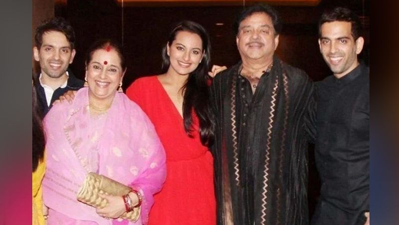 हालांकि, जब रीना रॉय ने क्रिकेटर मोहसिन खान से शादी कर ली तो शत्रुघ्न सिन्हा उनसे पूरी तरह दूर हो गए और अपनी फैमिली पर ध्यान देने लगे। शादी के बाद शत्रुघ्न के दो बेटे लव, कुश और एक बेटी सोनाक्षी हुई। 