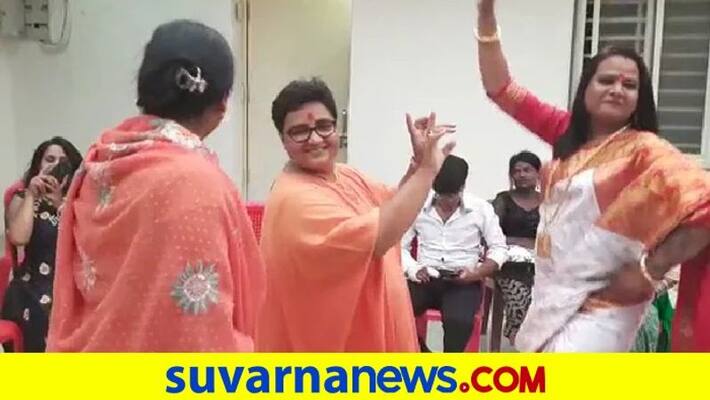 Viral video MP Pragya Thakur dancing at a wedding pod Viral video MP Pragya Thakur dancing at a wedding pod
