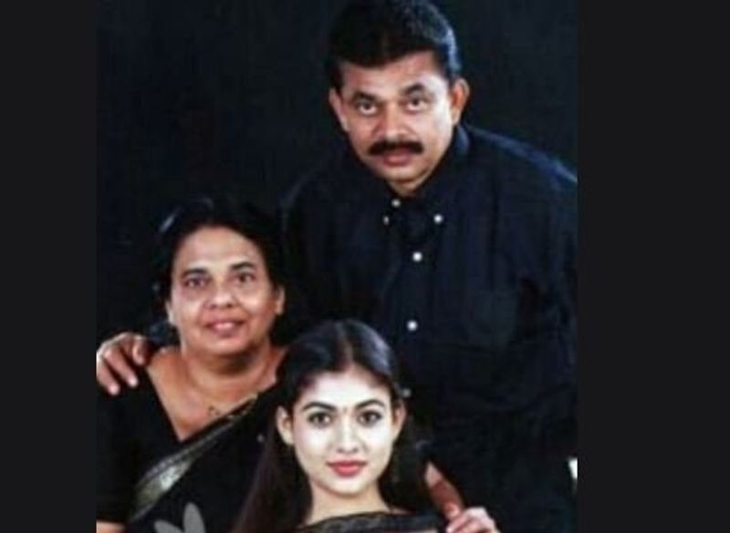 இந்நிலையில் தற்போது, நயன்தாராவின் தந்தை குரியன் உடல்நல குறைவு காரணமாக, கோடியட்டில் உள்ள மருத்துவமனையில் அனுமதிக்கப்பட்டுள்ளதாக தகவல் வெளியாகியுள்ளது. 