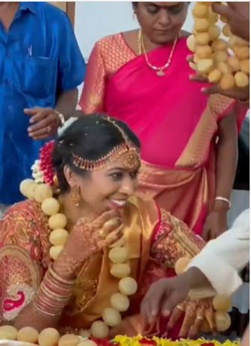 ప్రస్తుతం సోషల్ మీడియాలో ఓ వీడియో వైరల్ గా మారింది. పెళ్లిలో ఓ వధువు.. గప్ చుప్ ల దండ వేసుకుని, గప్ చుప్ ల కిరీటం పెట్టుకుంటున్న వీడియో. 