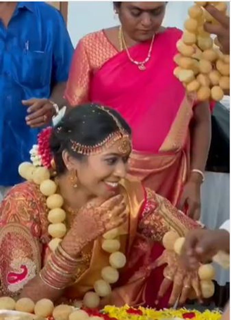 మరి కొందరు ఆ వధువు అందానికి, సింప్లిసిటీకి ఫిధా అయ్యారు. గోల్ గప్పా కిరీటం పెట్టేప్పుడు ఆమె ఇచ్చిన ఎక్స్ ప్రెషన్స్ అద్భుతంగా ఉన్నాయని పొగుడుతున్నారు. 