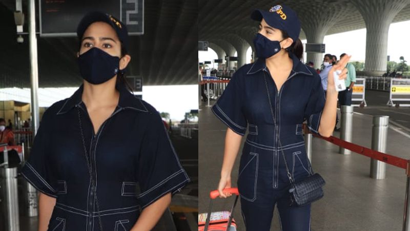 काले रंग के कपड़ों में सारा अली खान एयरपोर्ट पर नजर आई। उन्होंने चेहरे पर मास्क और सिर पर कैप लगा रखी थी।