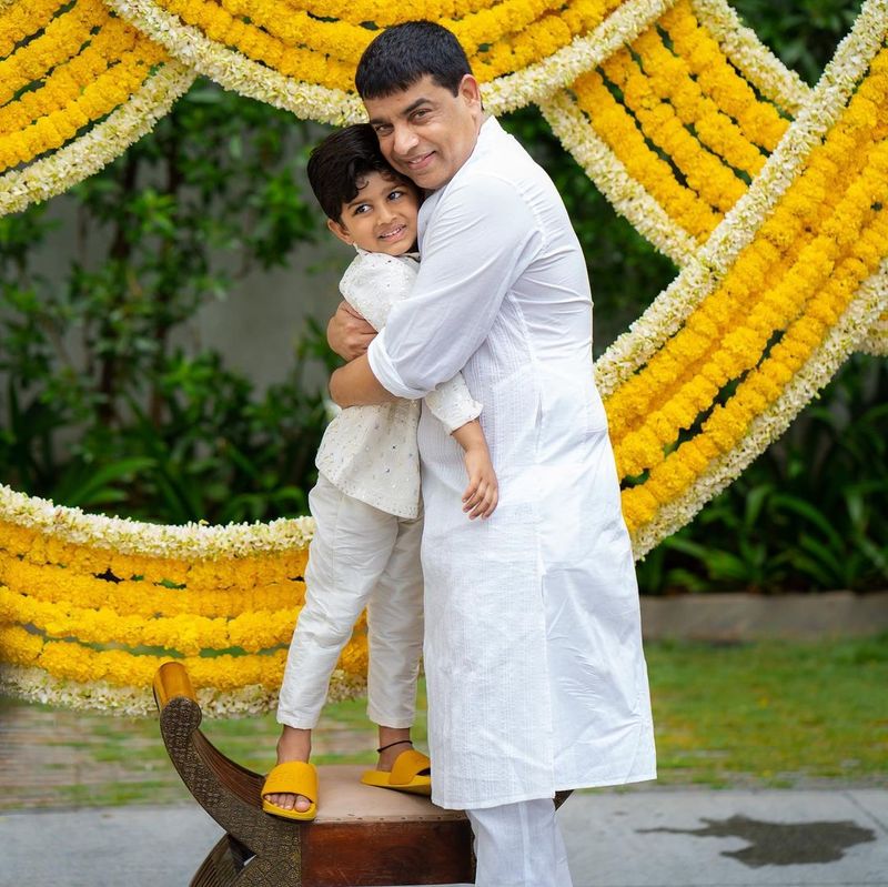 దగ్గరి బంధువుల సమక్షంలో ఈ వేడుక కోలాహాలంగా జరిగింది. ఇందులో అందరు ఎల్లో, వైట్ డ్రెస్లో మెరిశారు. కుర్తాలు వేసుకుని ఫోటోలకు పోజులిచ్చారు.