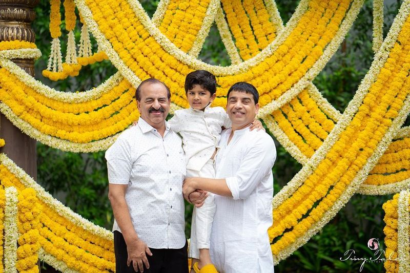 తన కూతురు హన్షిత రెడ్డి, ఆర్చిత్ల కుమారుడు ఆరాన్ష్ దోతి ఫంక్షన్ చేశారు. ఈ సందర్భంగా దిల్రాజు ఫ్యామిలీ మొత్తం కలుసుకుంది. తమ్ముడు, నిర్మాత శిరీష్ కూడా ఇందులో సందడి చేయడం విశేషం.