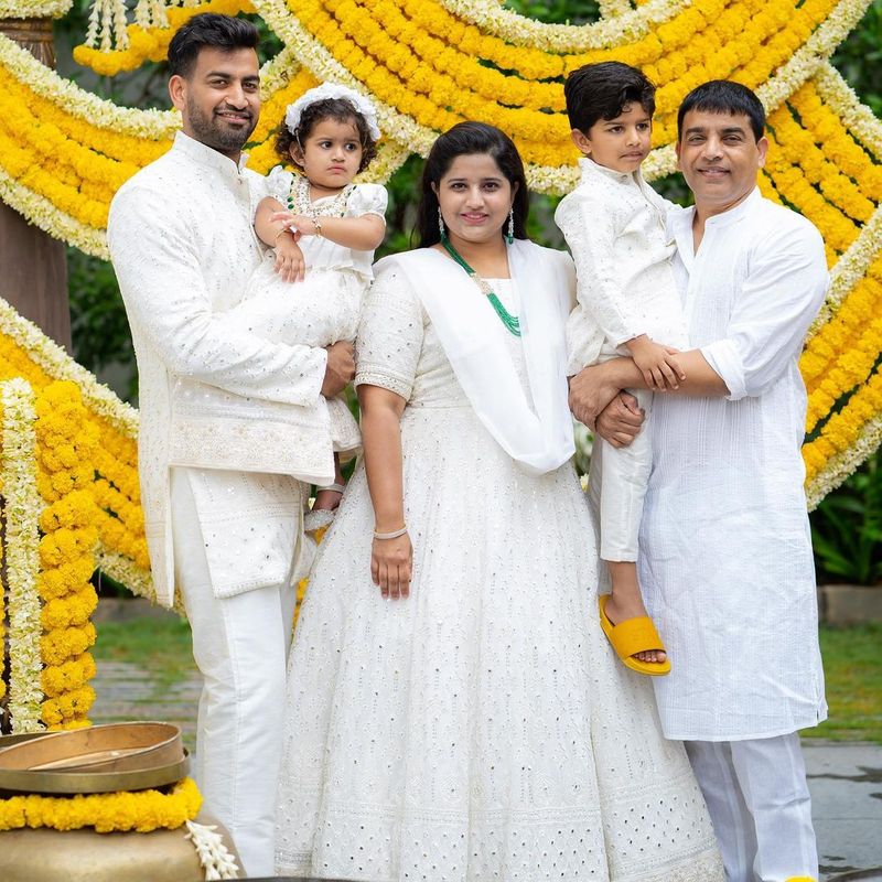 తెలుగు నిర్మాతల్లో టాప్లో ఉన్నారు దిల్రాజు. వరుసగా సినిమాలు నిర్మిస్తూ నిర్మాతగా సత్తా చాటుతున్నారు. మరోవైపు పాన్ ఇండియా సినిమాలను సెట్ చేస్తూ సరికొత్త ట్రెండ్ సృష్టిస్తున్నారు. తాజాగా తన ఫ్యామిలీలో దోతీ ఫంక్షన్ నిర్వహించారు దిల్రాజు.