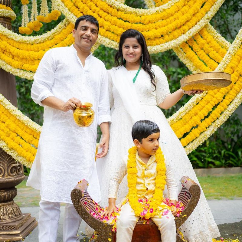 దోతీ ఫంక్షన్లో భాగంగా మనవడికి మంగళస్థానం చేయించారు. తన కుమార్తె హన్షిత రెడ్డిలతో కలిసి దిల్రాజు మనవడికి పసుపు నీళ్లు పోయడం ఆకట్టుకుంది. ఈ సందర్భంగా రచ్చ రచ్చ చేశాడు దిల్రాజు.