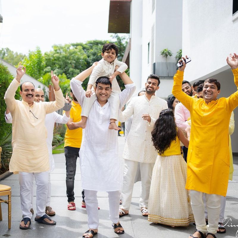 దిల్రాజు తన మవడిని ఎత్తుకుని మరీ డాన్సులేయడం హైలైట్గా నిలిచింది. ఫ్యామిలీ అంతా కలిసి తెగ సందడి చేశారు.