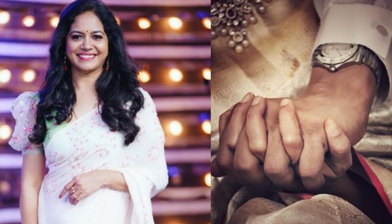 `చేతిలోన చెయ్యేసి చెప్పనా.. `అని పాట పాడుకునేంత అపురూపంగా, మాధురంగా ఉందీ ఫోటో. నెటిజన్లని తెగ ఆకట్టుకుంటుంది. కట్టిపడేస్తుంది. ఈ ఒక్క ఫోటో చాటు సునీత, రామ్ల మధ్య ఉన్న ప్రేమానుబంధానికి అంటూ నెటిజన్లు కామెంట్లు చేస్తున్నారు.