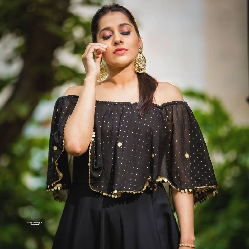 రష్మీ తాజాగా `ఎక్స్ ట్రా` జబర్దస్త్` కోసం హాట్ పోజులిచ్చింది. జబ్బలపై నుంచి టాప్ జారిపోతుంటే, రష్మీ హాట్ పోజులతో కుర్రాళ్లకి పిచ్చెక్కిస్తుంది.