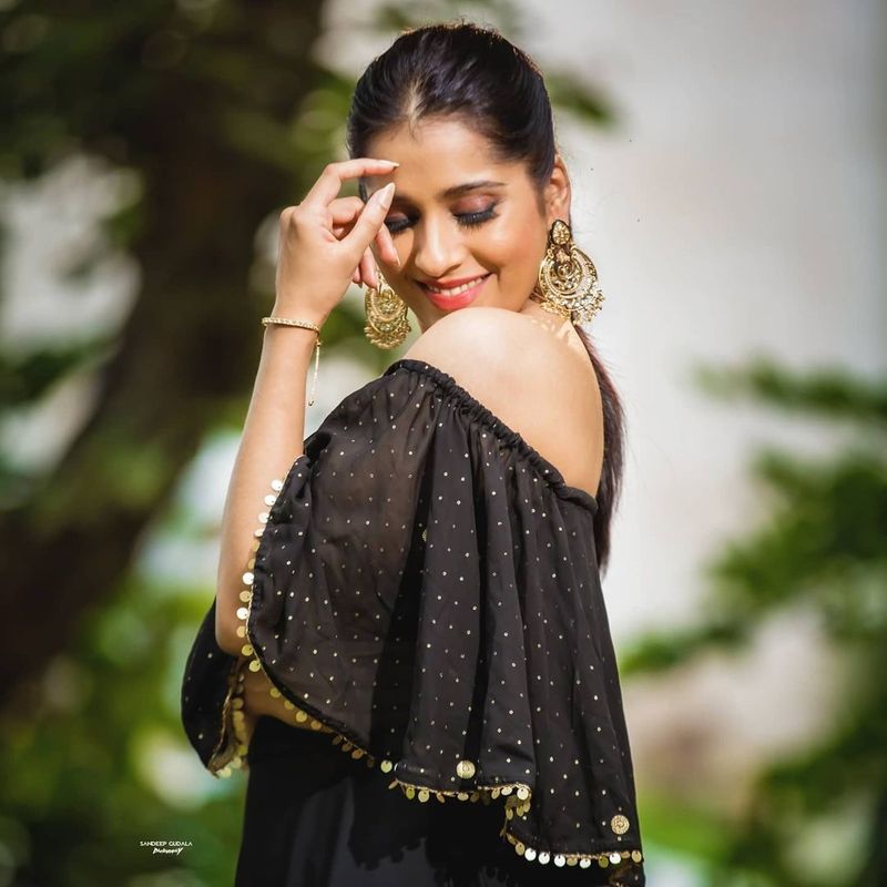 నెటిజన్ల మతిపోగొడుతున్నాయి. ముఖ్యంగా రష్మీ హాట్ పోజులు చెమటలు పట్టిస్తున్నాయంటే అతిశయోక్తి కాదు.ఇలా రష్మీని చూసి ఈ జీవితానికి ఇంకేం కావాలి. ఇది చాలు అంటూ నెటిజన్లు కామెంట్ చేస్తున్నారు.