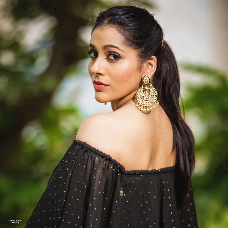 రష్మీ ఓ వైపు `జబర్దస్త్`, మరోవైపు `ఢీ` షోతో సందడి చేస్తుంది. దీంతోపాటు ఓ సినిమా కూడా చేస్తుందీ అందాల భామ.