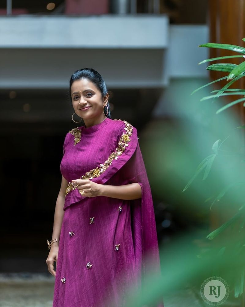 ఇదిలా ఉంటే ఇటీవల సుమ వరుసగా ఫోటో షూట్లతో రెచ్చిపోతుంది. ఏమాత్రం వల్గారిటీకి, గ్లామర్కి చోటు లేకుండా అందమైన, బ్యూటీఫుల్ ఫోటో షూట్లతో కట్టిపడేస్తుంది. నెటిజన్ల మనసులను దోచుకుంటుంది.