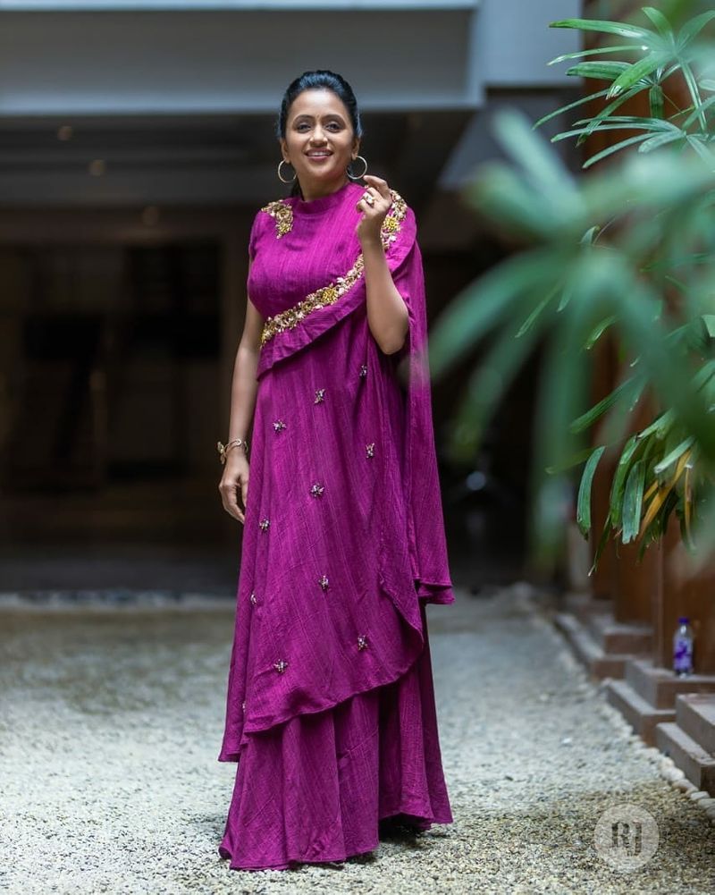 తాజాగా పర్చుల్ కలర్ గౌనులో యాంకర్ సుమ ఇచ్చిన పోజులు ఆకర్షిస్తున్నాయి. ఇలా చూస్తే అనసూయ, రష్మీ, శ్రీముఖి, వర్షిణి లాంటి హాట్ యాంకర్స్ సైతం కుళ్లు కోవడం ఖాయమంటున్నారు నెటిజన్లు.